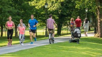 STUDIU. Cei care ies la plimbare sunt mai sănătoși cu 5%. Cercetătorii au analizat datele vizitatorilor din 20 de parcuri