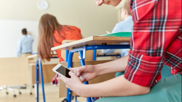 Poate educația beneficia de telefonul mobil? Expert în educație: „Este nevoie de o combinație între cele două”