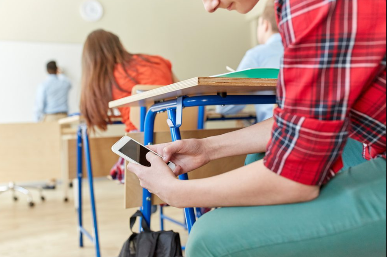 Poate educația beneficia de telefonul mobil? Expert în educație: „Este nevoie de o combinație între cele două”