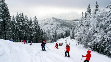 Sezonul de schi a început în România cu zăpadă pentru toată lumea. Care sunt stațiunile pe care trebuie să le vizitezi
