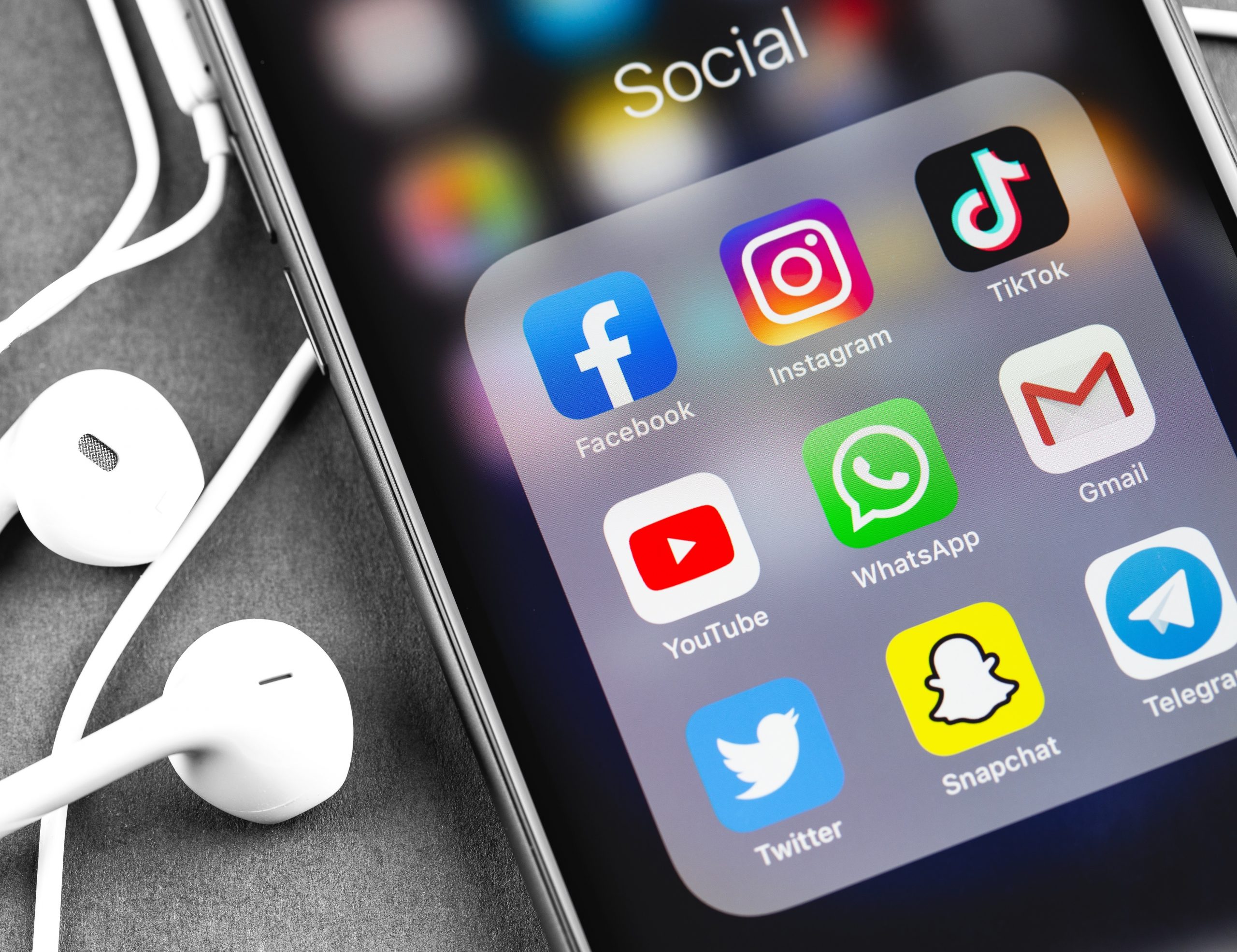 Viața digitală influențează modul în care Gen Z se implică politic. Alina Greavu: „Social media prioritizează conținutul care provoacă emoții, nu neapărat cel care te informează corect”
