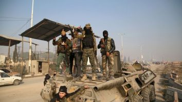 Forțele rebele din Siria încearcă să preia controlul orașului central Homs. Mii de persoane fug de avansul fulgerător