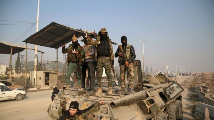 Forțele rebele din Siria încearcă să preia controlul orașului central Homs. Mii de persoane fug de avansul fulgerător