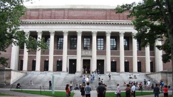 Inteligența Artificială se va antrena mai ușor. Harvard publică un set de date cu 1 milion de cărți