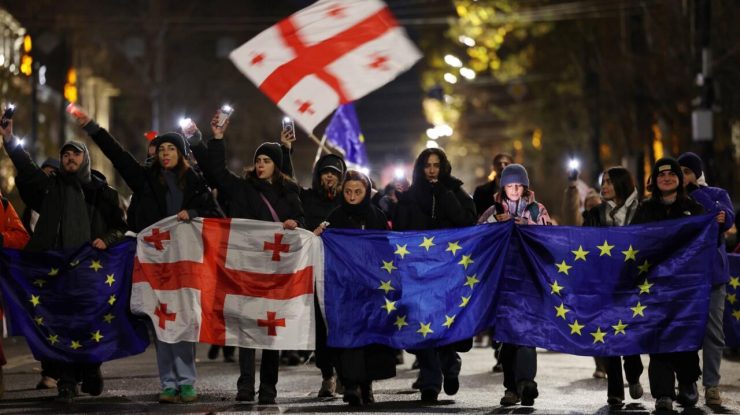 Mii de protestatari formează un lanț uman în Georgia înaintea schimbării de putere. Salome Zourabichvili refuză demisia
