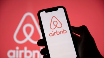 Airbnb scapă de controverse. Noul sistem va afișa prețul integral pe care îl plătești pentru cazare, taxele suplimentare și depozitul