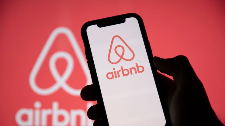 Airbnb scapă de controverse. Noul sistem va afișa prețul integral pe care îl plătești pentru cazare, taxele suplimentare și depozitul