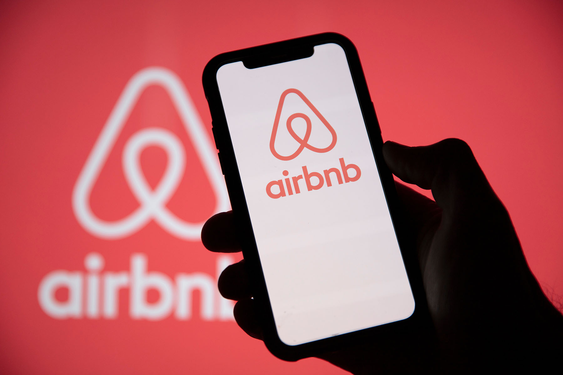 Airbnb scapă de controverse. Noul sistem va afișa prețul integral pe care îl plătești pentru cazare, taxele suplimentare și depozitul
