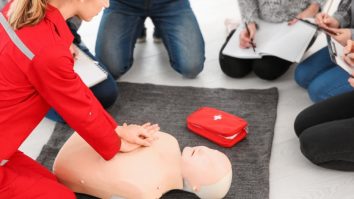 Asociația Body Worlds Vital organizează ateliere de prim ajutor la Biblioteca Națională. Cristina Alexandru: „Cea mai mare greșeală pe care oamenii o pot face este că nu oferă ajutor”