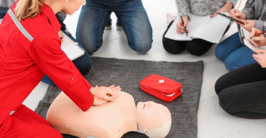 Asociația Body Worlds Vital organizează ateliere de prim ajutor la Biblioteca Națională. Cristina Alexandru: „Cea mai mare greșeală pe care oamenii o pot face este că nu oferă ajutor”