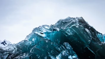 Icebergurile produc sunete ce ne pot oferi mai multe informații despre viața lor și schimbările climatice