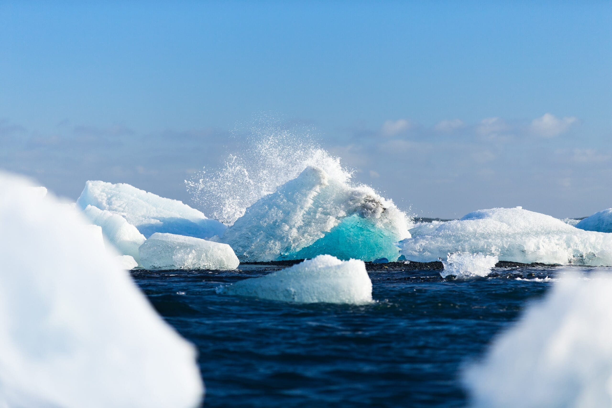 STUDIU. Aproape toată gheața marină din Arctica s-ar putea topi până în vara anului 2027
