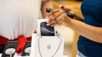 Apple renunţă la ideea de a comercializa iPhone-uri pe bază de abonament