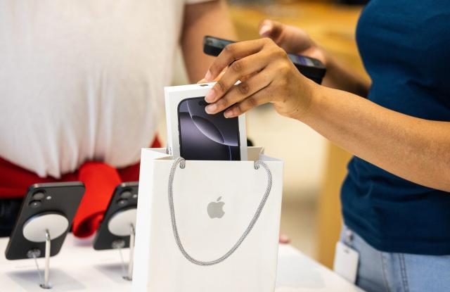 Apple renunţă la ideea de a comercializa iPhone-uri pe bază de abonament