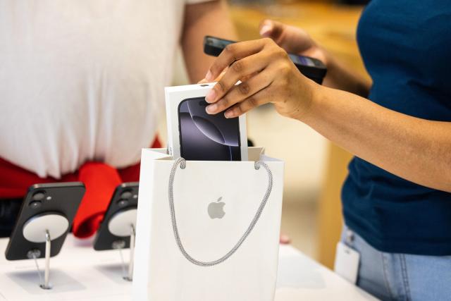 Apple renunţă la ideea de a comercializa iPhone-uri pe bază de abonament