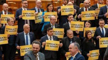 Protest AUR în plenul reunit al Parlamentului. George Simion: „Simulacru de audieri”