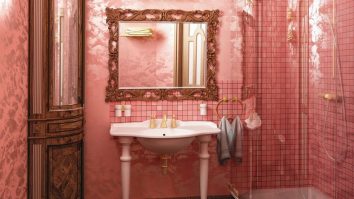 Tinerii își renovează băile în stilul anilor ’50 cu nuanțe pastelate. Chiuvetele pastelate și faianța cu modele complicate au revenit în trend