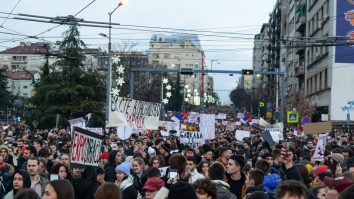 Şcolile din Serbia vor intra mai devreme în vacanţa de iarnă. Mii de oameni protestează față de corupția și nepotismul din țară