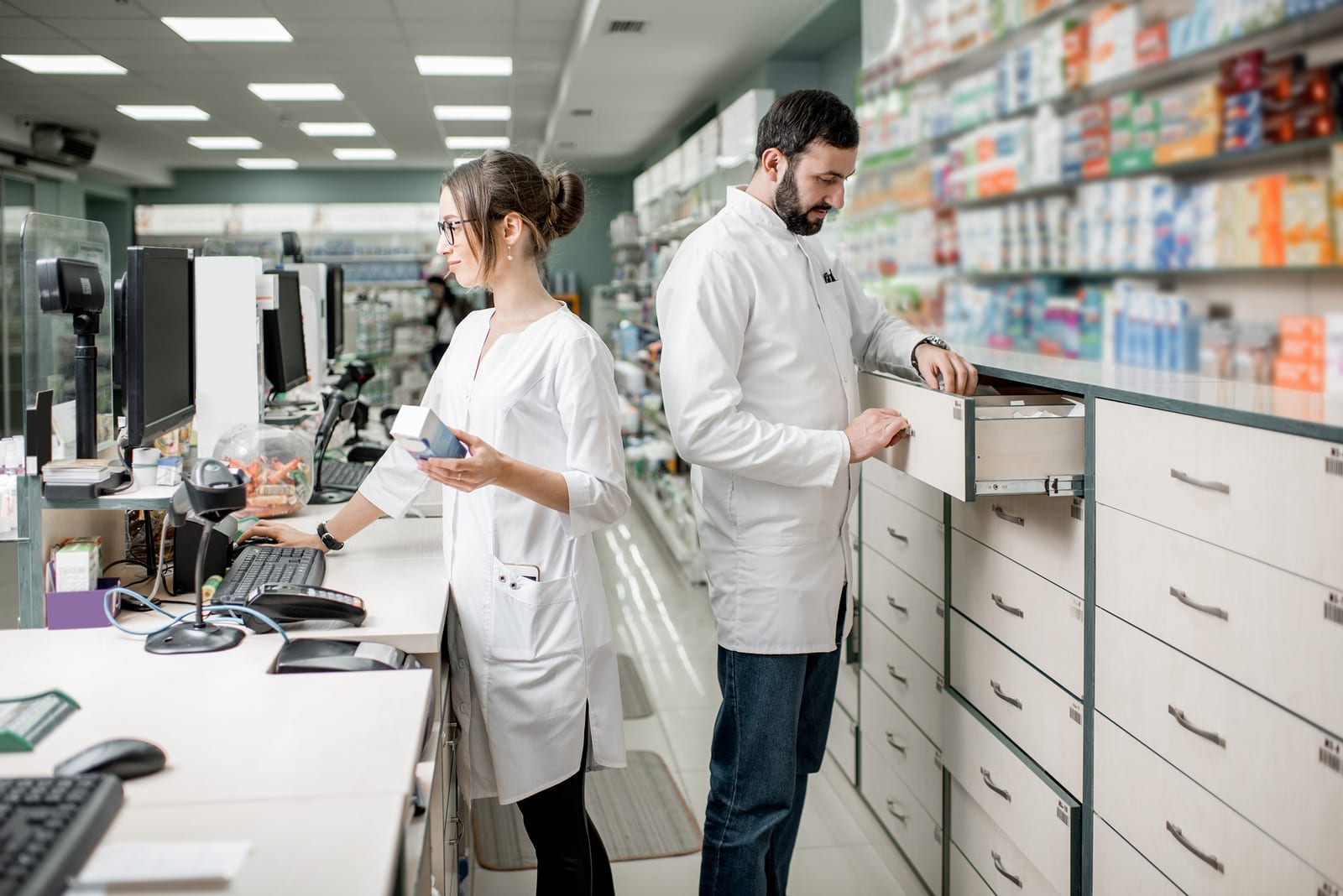 Un ghid woke al farmaciștilor din UK interzice expresiile care conțin cuvântul „negru”