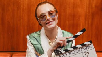 Cara Delevingne interpretează rolul lui Elton John într-un nou videoclip pentru piesa sa „Step Into Christmas”