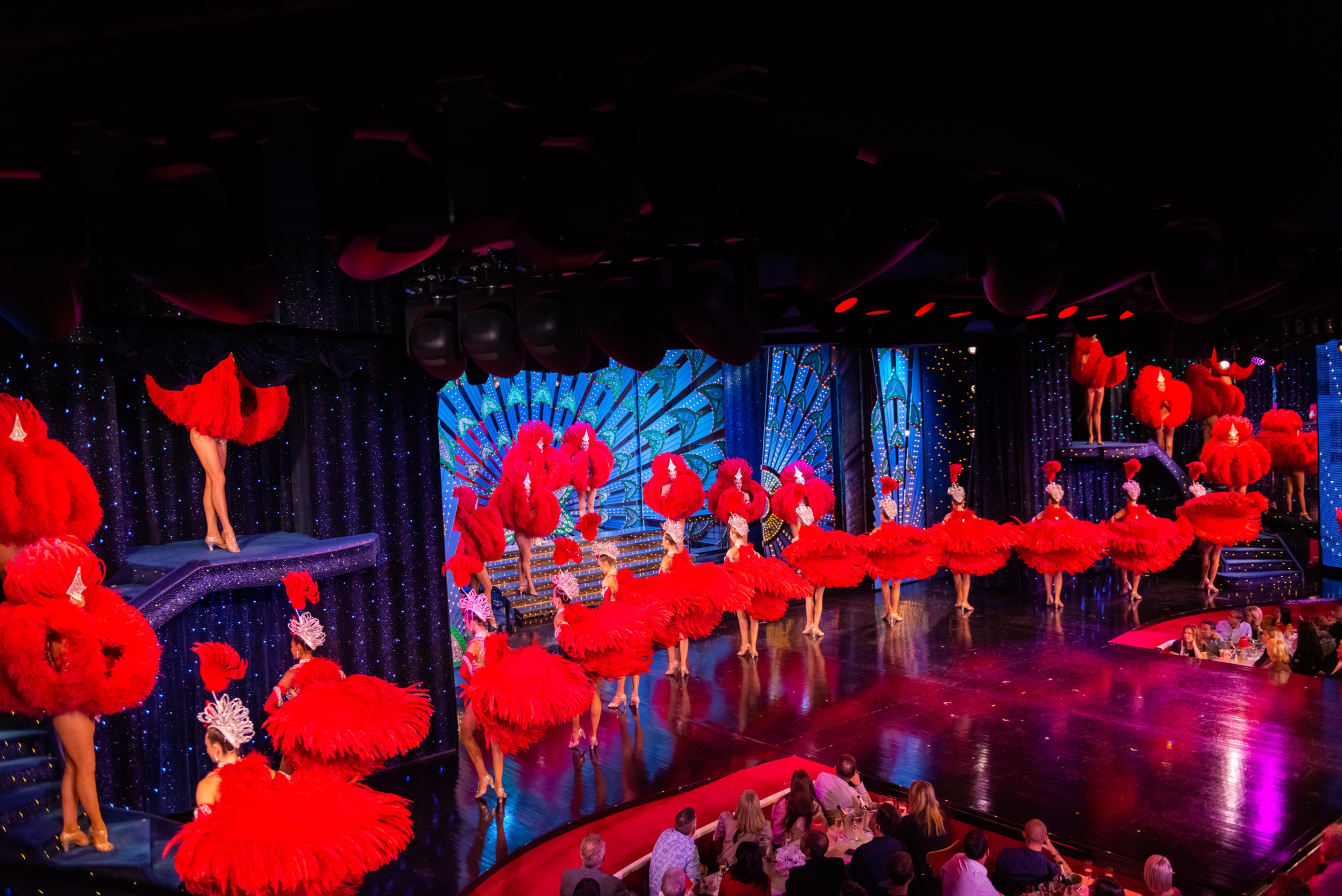 Parisul strălucește de sărbători cu spectacole legendare: De la Moulin Rouge, până la baletul ucrainean, alegerea este a ta