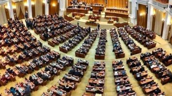 Senatorii şi deputaţii sunt convocaţi luni dimineaţă pentru a alege preşedinţii celor două Camere
