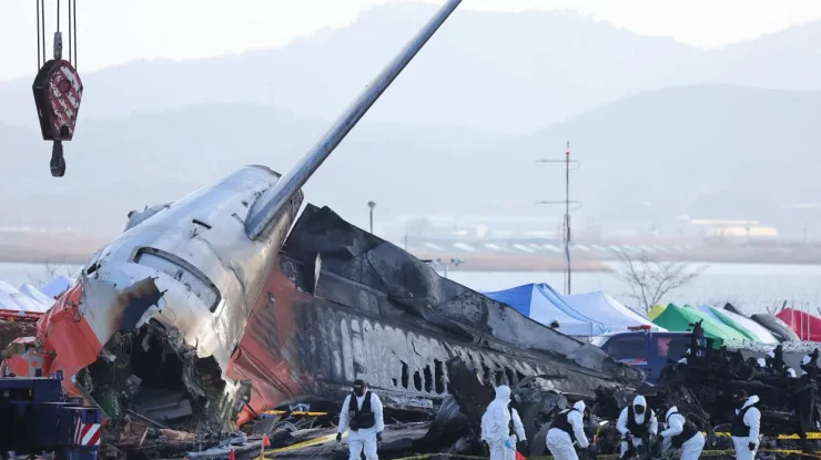 Investigațiile privind accidentul aviatic din Coreea de Sud se intensifică. Anchetatorii ridică întrebări cu privire la terasamentul aeroportului