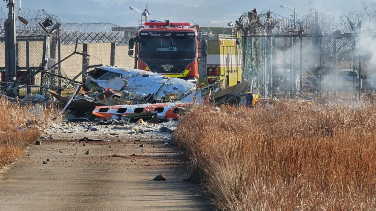 Un avion sud-coreean cu 181 de persoane la bord s-a prăbușit la aterizare în sud-vestul Coreei de Sud, spun oficialii. Cel puțin 179 de oameni au murit. Bilanțul e în creștere