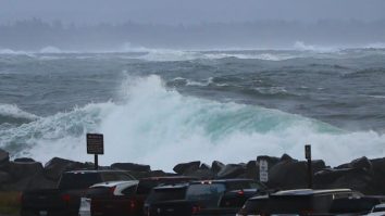 SUA se confruntă cu condiții de surf periculoase și tornade în timpul sărbătorilor