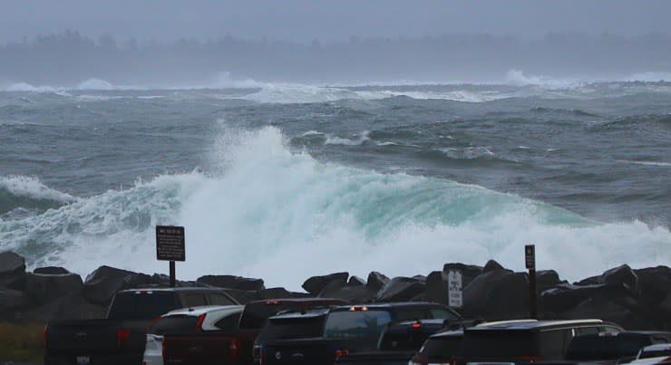 SUA se confruntă cu condiții de surf periculoase și tornade în timpul sărbătorilor
