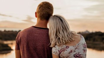 Care-i noul trend în dating? În 2026, „choremance” înlocuiește întâlnirile clasice. Tinerii sub 25 de ani preferă conexiunile autentice, în mijlocul activităților zilnice