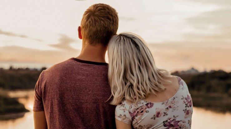 Care-i noul trend în dating? În 2026, „choremance” înlocuiește întâlnirile clasice. Tinerii sub 25 de ani preferă conexiunile autentice, în mijlocul activităților zilnice