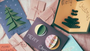 Felicitările de Crăciun au devenit o parte esențială a spiritului vesel din perioada sărbătorilor. Care este istoria acestora