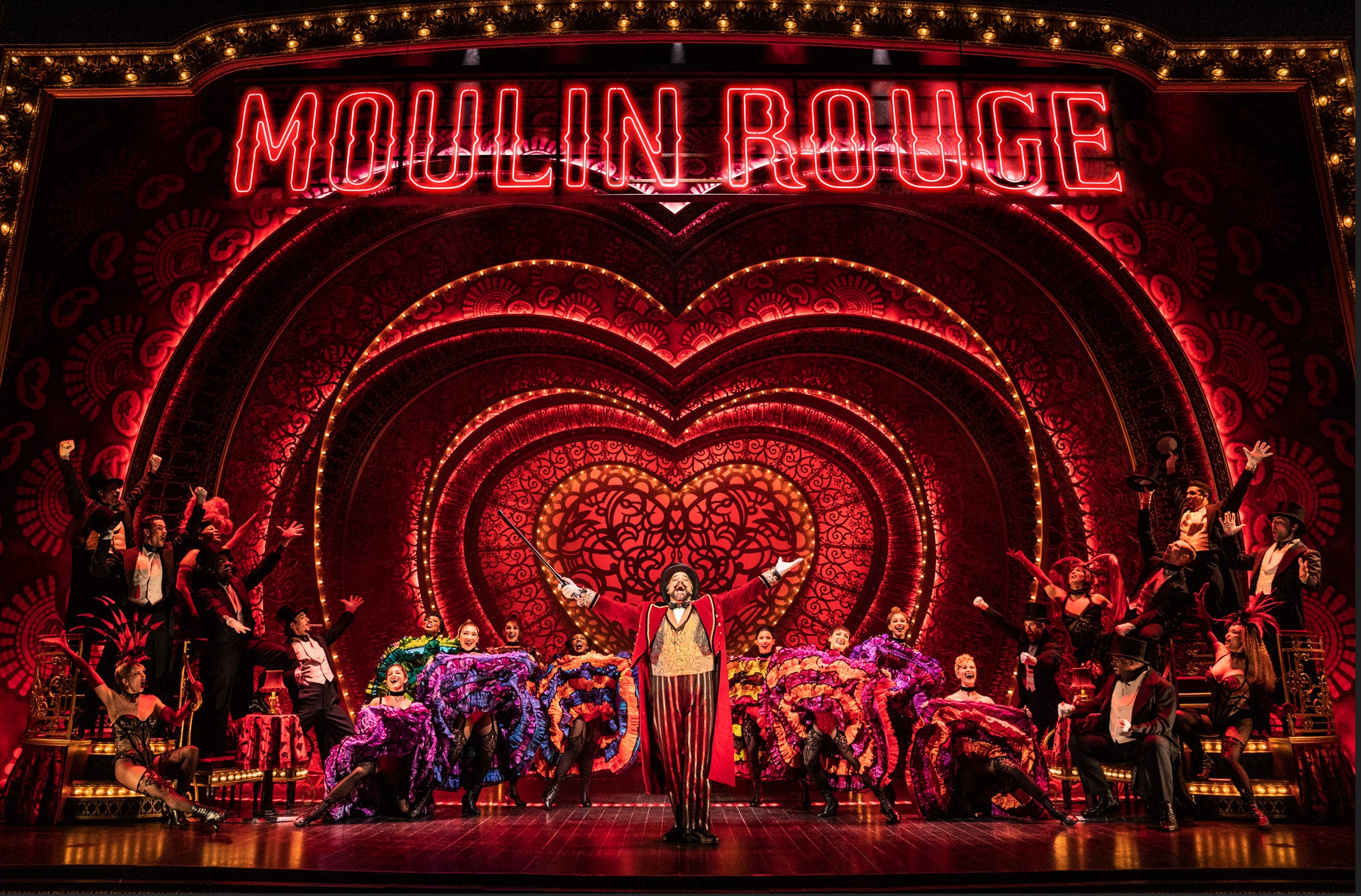 Descoperă magia sărbătorilor la cabaretul din Paris: Ce show-uri spectaculoase au pregătit artiștii pentru Revelion