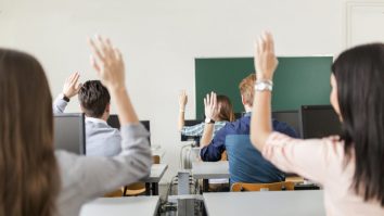 Profesorii, studenții, foștii olimpici și cercetătorii sunt plătiți cu ora pentru pregătirea elevilor din loturile naționale