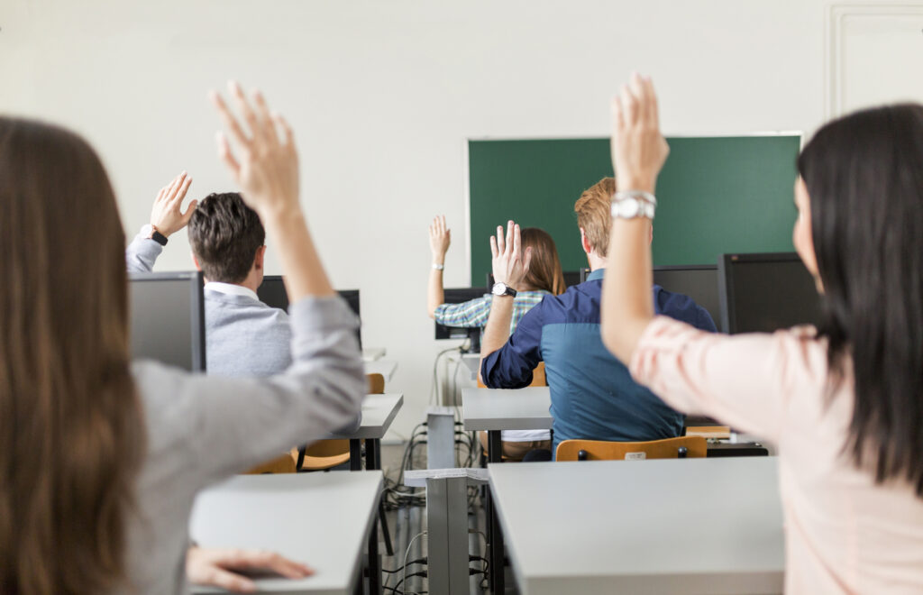 Profesorii, studenții, foștii olimpici și cercetătorii sunt plătiți cu ora pentru pregătirea elevilor din loturile naționale