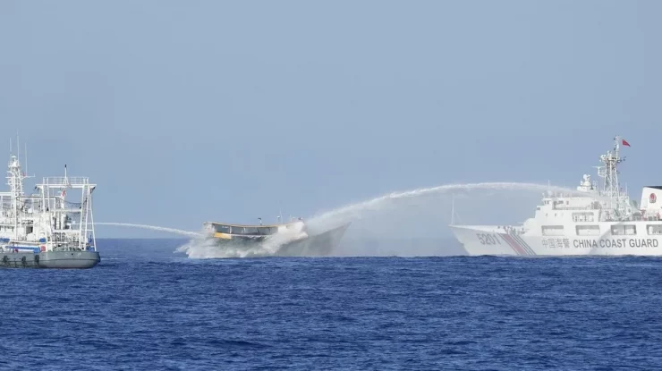 Filipine acuză paza de coastă a Chinei că a aruncat cu tunuri cu apă și a lovit în lateral o navă de patrulare