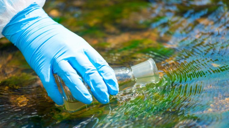 Ce sunt „forever chemicals” și de ce ar trebui să te îngrijoreze prezența lor în apele europene