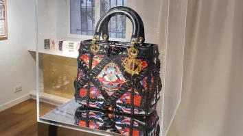 O geantă Lady Dior personalizată cu motive din folclorul românesc, realizată de artistul Mircea Cantor, ajunge la licitație