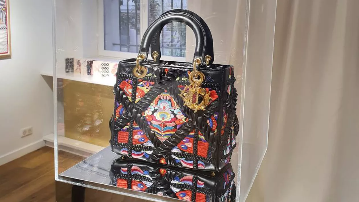 O geantă Lady Dior personalizată cu motive din folclorul românesc, realizată de artistul Mircea Cantor, ajunge la licitație