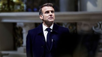 Macron neagă posibilitatea de a demisiona din funcția de președinte și spune că va anunța un nou premier în câteva zile