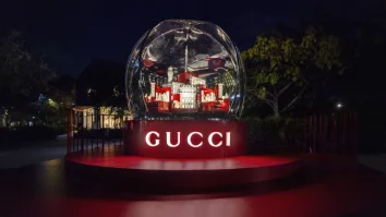 Brandurile de lux te surprind cu ornamente exclusiviste de Crăciun. Gucci a ales o abordare mai tradițională, cu globuri din sticlă Murano
