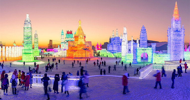 Harbin Ice-Snow World te așteaptă cu peste 300.000 de metri cubi de gheață și zăpadă. Tema din acest an este „Vis de iarnă, dragoste în inima Asiei”