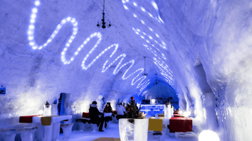 Hotelul de Gheață de la Bâlea Lac se deschide mâine cu sculpturi fascinante și atmosferă de poveste. Cât plătești pe o noapte de cazare