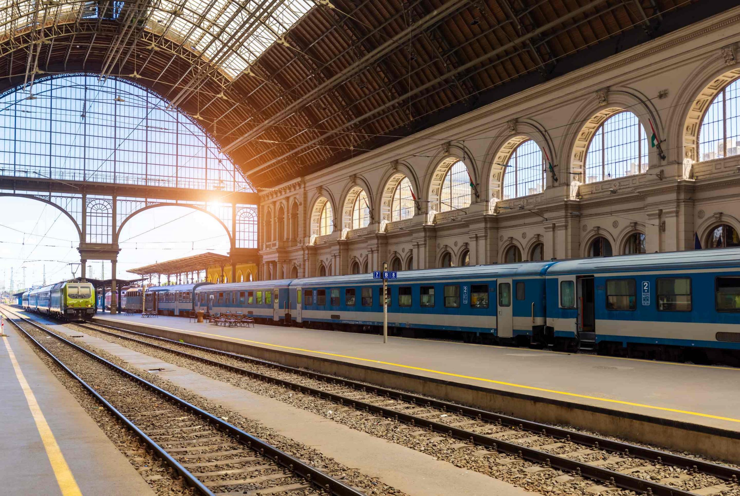 Guvernul Orbán va da în concesiune privată 3 mari gări din Budapesta. De ce nu are Ungaria bani