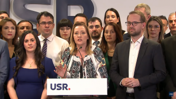 Ce spune USR după primele EXIT-POLL-URI de la alegerile parlamentare? Lasconi: „Dacă suntem uniți, roboții ruși de pe TikTok nu ne pot distruge democrația”