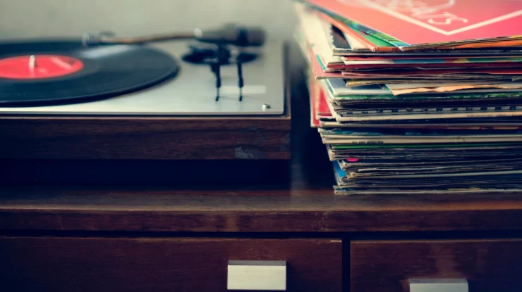 Generația Z readuce vinilurile în trend. Tinerii cumpără cele mai multe discuri de la artiști precum Taylor Swift și Beyoncé