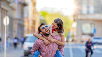 Cum îți arăți green flag-urile la primele întâlniri? Psiholog: „Sunt importante poveștile pe care le spune persoana respectivă atât despre familie, cât și despre fosta relație”