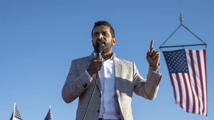 Donald Trump îl numește pe Kash Patel în funcția de director al FBI, o figură controversată care se autoproclamă „apărător în fața hoției Rusiei”. Patel jură să „curețe” Guvernul SUA