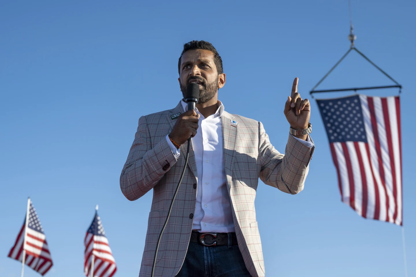 Donald Trump îl numește pe Kash Patel în funcția de director al FBI, o figură controversată care se autoproclamă „apărător în fața hoției Rusiei”. Patel jură să „curețe” Guvernul SUA